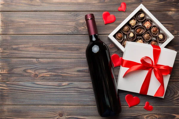 Бутылка Красного Вина Цветном Фоне День Святого Валентина Подарком Шоколадом — стоковое фото