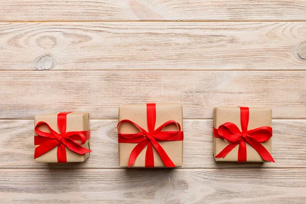 Sevgililer Günü kompozisyonu: Yay ve kalple kırmızı hediye kutusu. Noel hediyesi. Yukarıdan bak. Mesaj için yer var. Holday tebrik kartı.