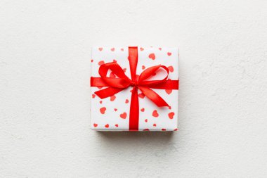 Sevgililer Günü kompozisyonu: Yay ve kalple kırmızı hediye kutusu. Noel hediyesi. Yukarıdan bak. Mesaj için yer var. Holday tebrik kartı.