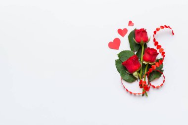 Masada gül çiçeği ve kırmızı kalple Sevgililer Günü kompozisyonu. Üst görünüm, düz görünüm, kopyalama alanı Tatil kavramı.