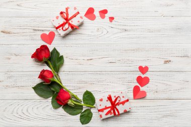 Renkli arka planda gülden yapılmış bir kalp, kalp ve boş tebrik kartı modeli. Top view, flat lay, copy space Holiday, Anneler Günü, doğum günü konsepti.