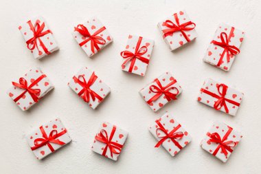 Sevgililer Günü kompozisyonu: Kırmızı hediye kutusu ve kalp. Noel hediyesi. Yukarıdan bak. Holday tebrik kartı.