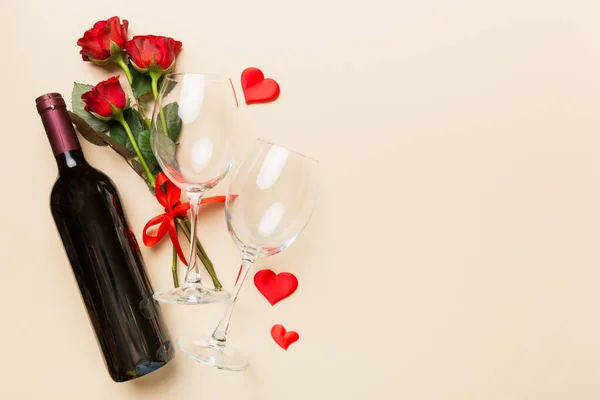 情人节作曲用红酒 玫瑰花和礼品盒放在桌上 假日概念 — 图库照片