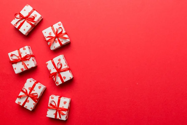 Valentijnsdag Samenstelling Rode Geschenkdoos Met Strik Hart Kerstcadeau Zicht Van — Stockfoto