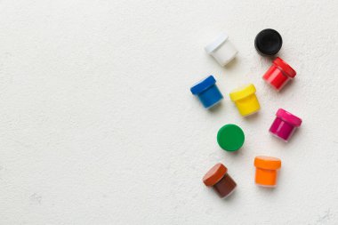 Renkli arka planda farklı renkte gagalı kavanozlar. Hobi resim. Boşluğu olan üst görünüm. Yaratıcılık için işyeri. ev öğretmenliği kavramı çizimi.