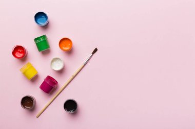 Boya ve fırçalı palet, yakın çekim. Boşluğu olan üst görünüm. Yaratıcılık için işyeri. ev öğretmenliği kavramı çizimi.