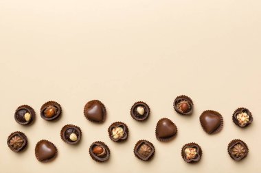 Renkli masa üzerinde farklı çikolata çeşitleri var. Kopya alanı ile Üst Görünüm ve Düz Yatay.