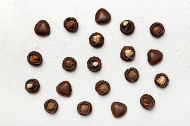 Renkli masa üzerinde farklı çikolata çeşitleri var. Üst Görünüm ve Düz Yatay.