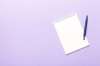 Beyaz arkaplanlı boş bir defter. Okula ve eğitim konseptine dönüş.