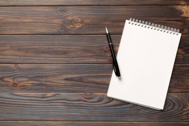 Beyaz arkaplanlı boş bir defter. Okula ve eğitim konseptine dönüş.