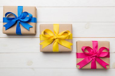 Renkli bir arkaplan üzerinde Bayram hediye kutuları koleksiyonu. Üst görünüm kapat.