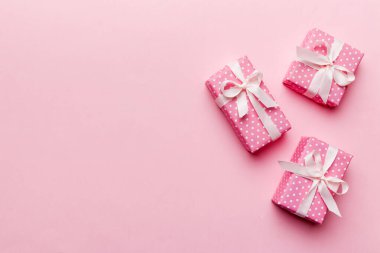 Sevgililer Günü kompozisyonu: Yay ve kalple kırmızı hediye kutusu. Noel hediyesi. Yukarıdan bak. Mesaj için yer var. Holday tebrik kartı.