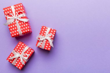 Sevgililer Günü kompozisyonu: Yay ve kalple kırmızı hediye kutusu. Noel hediyesi. Yukarıdan bak. Mesaj için yer var. Holday tebrik kartı.