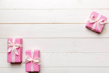 Sevgililer Günü kompozisyonu: Yay ve kalple kırmızı hediye kutusu. Noel hediyesi. Yukarıdan bak. Mesaj için yer var. Holday tebrik kartı.