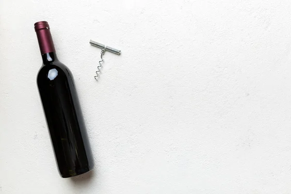 Eine Flasche Rotwein Mit Korkenzieher Auf Dem Tisch Flache Lage — Stockfoto