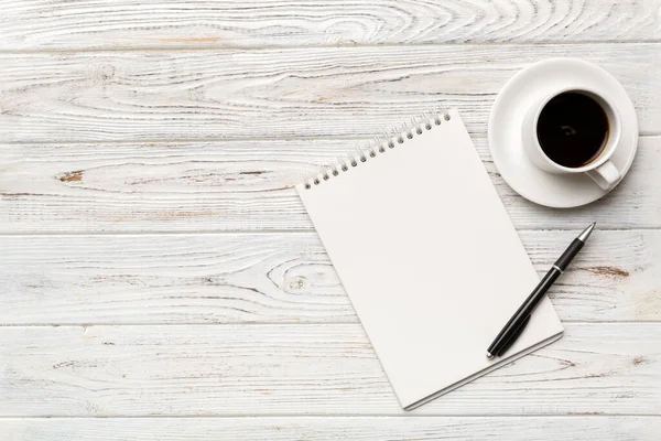 Moderner Schreibtisch Mit Notizbuch Und Anderen Vorräten Mit Tasse Kaffee — Stockfoto