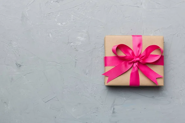 Κουτί Δώρου Διακοπών Τυλιγμένο Χαρτί Χειροτεχνίας Χρωματιστό Φιόγκο Στο Φόντο — Φωτογραφία Αρχείου