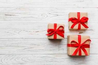 Sevgililer Günü kompozisyonu: Yay ve kalple kırmızı hediye kutusu. Noel hediyesi. Yukarıdan bak. Mesaj için yer var. Holday tebrik kartı.