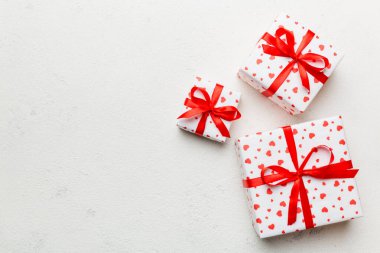 Sevgililer Günü kompozisyonu: Yay ve kalple kırmızı hediye kutusu. Noel hediyesi. Yukarıdan bak. Mesaj için yer var. Holday tebrik kartı.