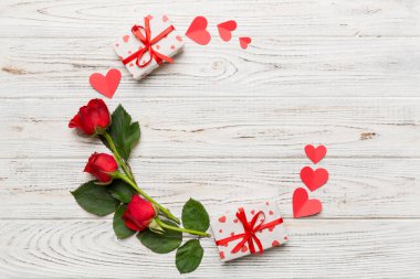 Renkli arka planda gülden yapılmış bir kalp, kalp ve boş tebrik kartı modeli. Top view, flat lay, copy space Holiday, Anneler Günü, doğum günü konsepti.