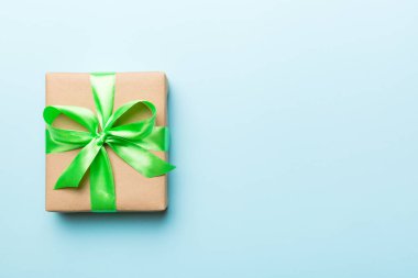 Renkli arkaplan üzerinde tatil kutucuğu, üst görünüm. Tasarım için alanı kopyala.