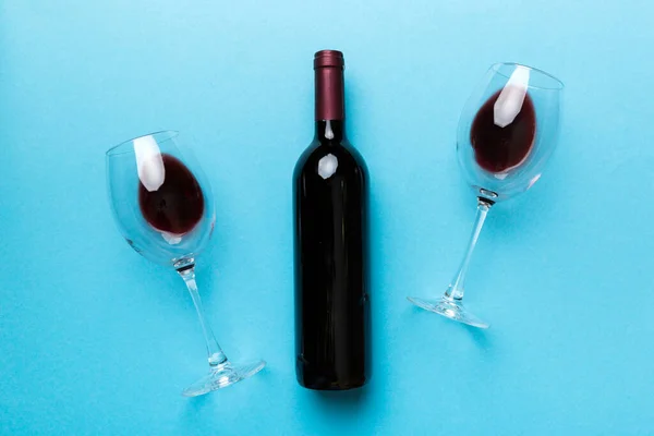 Glas Rotwein Und Flasche Auf Farbigem Tisch Flache Lage Draufsicht — Stockfoto