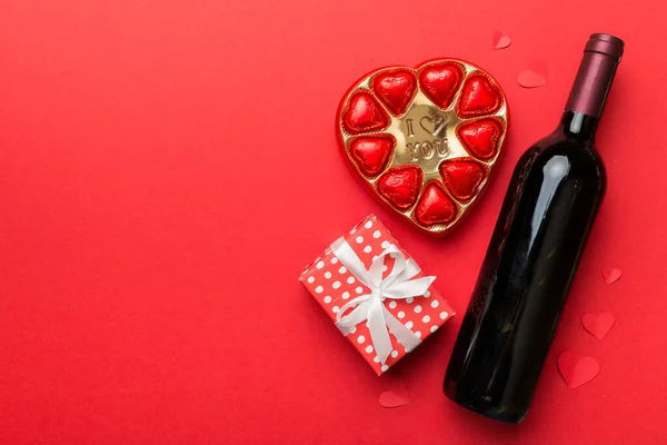 Palack Vörösbor Színes Háttérrel Valentin Napra Ajándékkal Csokoládéval Szív Alakú — Stock Fotó