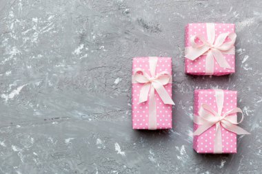 Sevgililer Günü kompozisyonu: Yay ve kalple kırmızı hediye kutusu. Noel hediyesi. Yukarıdan bak. Mesaj için yer var. Holday tebrik kartı.