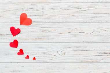 Kırmızı kalplerle sevgililer günü arkaplanı, kopyalama alanı ile üstten görünüm.