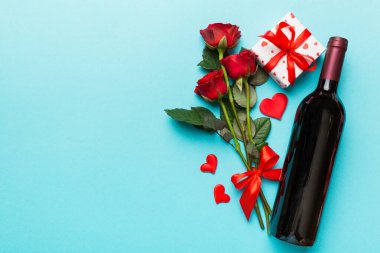 Kırmızı şarap, gül çiçeği ve hediye kutusuyla Sevgililer Günü kompozisyonu. Üst manzara, düz yatış. Tatil kavramı.