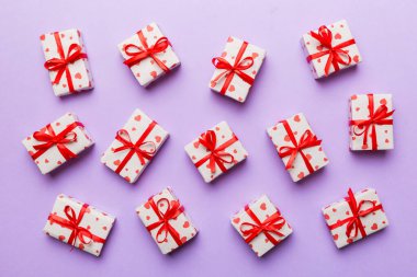 Sevgililer Günü kompozisyonu: Kırmızı hediye kutusu ve kalp. Noel hediyesi. Yukarıdan bak. Holday tebrik kartı.