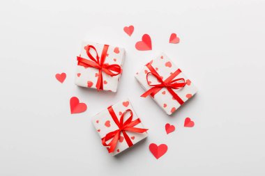 Sevgililer Günü kompozisyonu: Kırmızı hediye kutusu ve kalp. Noel hediyesi. Yukarıdan bak. Holday tebrik kartı.