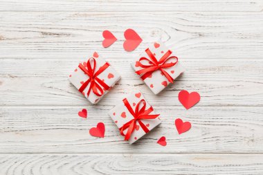 Sevgililer Günü kompozisyonu: Kırmızı hediye kutusu ve kalp. Noel hediyesi. Yukarıdan bak. Holday tebrik kartı.