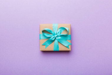 Renkli arkaplan üzerinde tatil kutucuğu, üst görünüm. Tasarım için alanı kopyala.