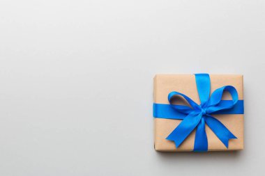 Renkli arkaplan üzerinde tatil kutucuğu, üst görünüm. Tasarım için alanı kopyala.