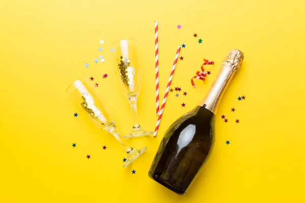 Fles Champagne Met Glazen Kleurrijke Confetti Gekleurde Achtergrond Bovenaanzicht Flay — Stockfoto