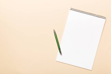 Beyaz arkaplanlı boş bir defter. Okula ve eğitim konseptine dönüş.