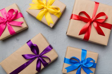 Renkli bir arkaplan üzerinde Bayram hediye kutuları koleksiyonu. Üst görünüm kapat.