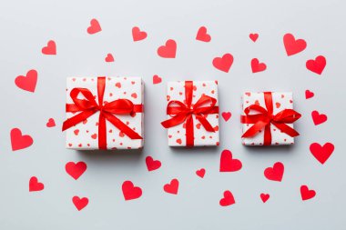 Sevgililer Günü kompozisyonu: Kırmızı hediye kutusu ve kalp. Noel hediyesi. Yukarıdan bak. Holday tebrik kartı.