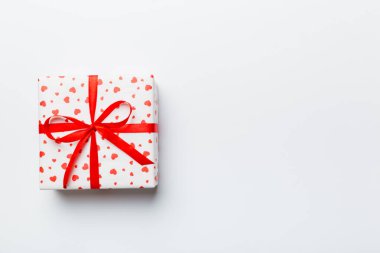 Sevgililer Günü kompozisyonu: Yay ve kalple kırmızı hediye kutusu. Noel hediyesi. Yukarıdan bak. Mesaj için yer var. Holday tebrik kartı.