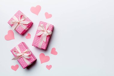 Sevgililer Günü kompozisyonu: Yay ve kalple kırmızı hediye kutusu. Noel hediyesi. Yukarıdan bak. Mesaj için yer var. Holday tebrik kartı.