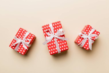 Sevgililer Günü kompozisyonu: Kırmızı hediye kutusu ve kalp. Noel hediyesi. Yukarıdan bak. Holday tebrik kartı.