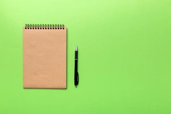 School Bruin Notebook Een Gekleurde Achtergrond Spiraalvormige Ambachtelijke Notitieblok Een — Stockfoto