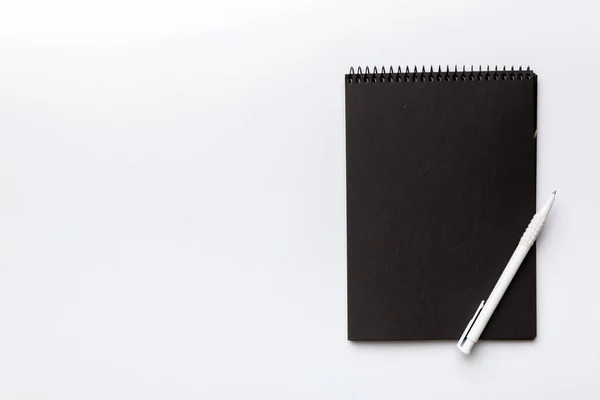 School Notebook Een Gekleurde Achtergrond Spiraalvormige Zwarte Notitieblok Een Tafel — Stockfoto