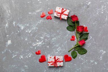 Renkli arka planda gülden yapılmış bir kalp, kalp ve boş tebrik kartı modeli. Top view, flat lay, copy space Holiday, Anneler Günü, doğum günü konsepti.