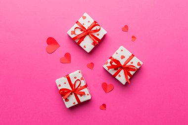 Sevgililer Günü kompozisyonu: Kırmızı hediye kutusu ve kalp. Noel hediyesi. Yukarıdan bak. Holday tebrik kartı.