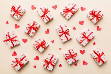 Sevgililer Günü kompozisyonu: Kırmızı hediye kutusu ve kalp. Noel hediyesi. Yukarıdan bak. Holday tebrik kartı.