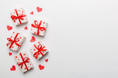 Sevgililer Günü kompozisyonu: Yay ve kalple kırmızı hediye kutusu. Noel hediyesi. Yukarıdan bak. Mesaj için yer var. Holday tebrik kartı.