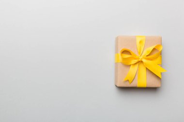 Renkli arkaplan üzerinde tatil kutucuğu, üst görünüm. Tasarım için alanı kopyala.