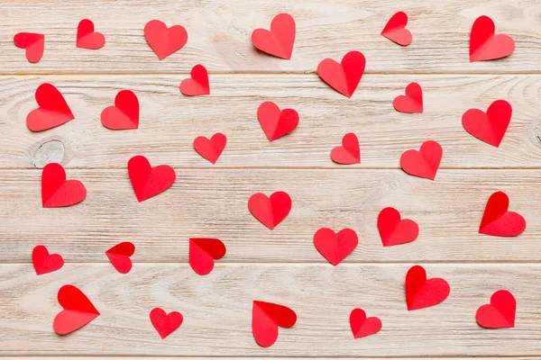 Kırmızı kalplerle sevgililer günü arkaplanı, kopyalama alanı ile üstten görünüm.